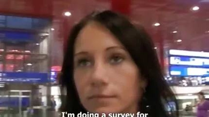 Orosz nyashki letette a srácot szex videók letöltés egy székre, és tag nélkül ugrált.