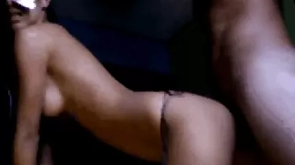 Rövid hajú szuka levetkőzött az ágyban maszturbálni. magyarul beszélő szex videók