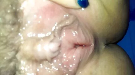 Az orosz szépségek vibrátorral irritálják a végbélnyílást öklözés előtt. szex video letoltes