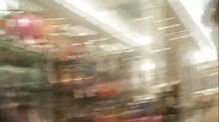 Egy ingyen nézhető szex filmek ravasz férfi dögös cselédeket fogad fel, hogy élvezettel bassza meg őket.