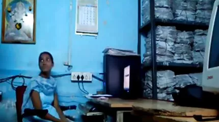 A mellek és a punci megjelenítésére a csaj levette a online szex videók fehérneműt.