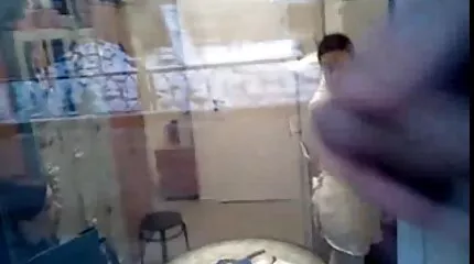 A csávó hazahívta online szex videók a lányt az út széléről, és elkezdte dugni a szukát.