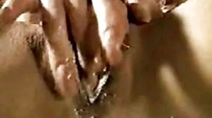 Szajha sztriptízt mutat be és puncit maszturbál a erotikus filmek magyarul kezével.
