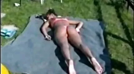 A séta a falun a szőke Cecilia Scott kibaszottjával online szex film folytatódott