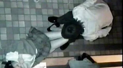 A megkötött ribancokat kakassal és pánttal magyarul beszélő erotikus filmek szarják bdsm orgia közben.