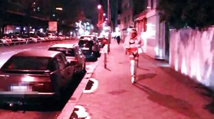 Egy aranyos online szex film lány egy csíkos pólóban cum a fenekére a bejáratban.