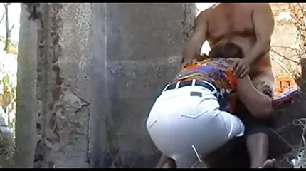 Egy sötét bőrű, tornacipős erotikus filmek magyarul lány megkötötte idegesítő férjét és megcsalta a szomszéddal.