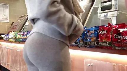 A lány összetört seggét megdugták és mélyen ingyen erotikus videó játszadozták.