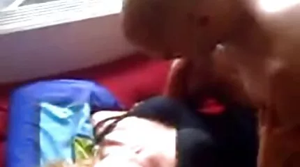 Szemüveges szex filmek nézése ingyen orosz diáklány, Alecia Fox megbasz két srácot.