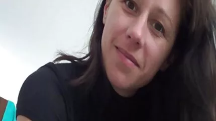 Serena Lewis közelről online szex videók mutatja a borotvált punciját ülve.