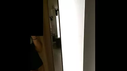 Csaj levetkőzik a kamerának és erotikus online filmek meztelenül cipőben pózol.