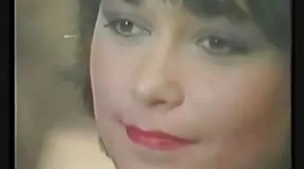 Vörös hajú orosz parasztasszony szénakazal mellett szex videók letöltés vetkőzik és pózol.