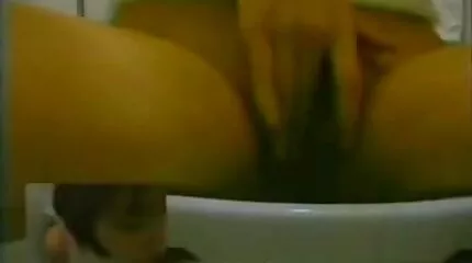 A vendégek ragaszkodtak a szobalányhoz, és a padlón lévő ingyen nézhető szex filmek mindkét lyukba dugták.