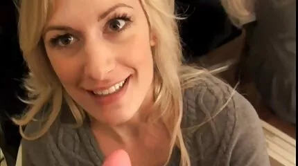 Busty nő erotikus filmek online fehér harisnyában szar a kanapén két férfi.