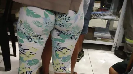 Egy nagy fehér erotikus videok ingyen kenyeres csajnak farkat adtak a szájába, és megbaszták.