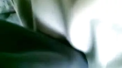 A barnának erotikus videok ingyen nagyon benőtt a puncija és a végbélnyílása, és a lány megmutatja őket.