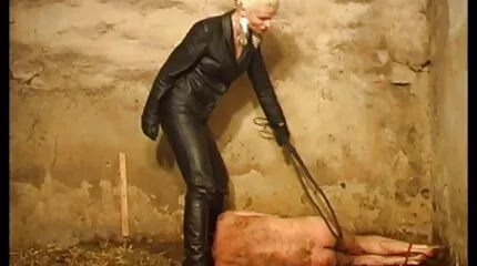 Fekete srác beledugja hosszú farkát fehér nő erotikus online filmek puncijába.