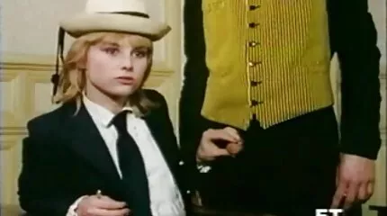 A csajok pénzért vesznek részt erotikus videok ingyen pornográf műsorokban.