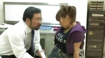 Csirke cumit csöpög a barátnője erotikus filmek magyarul szájába.