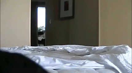 Vörös hajú szuka online filmek erotikus masszázs után először próbálja ki az análist.