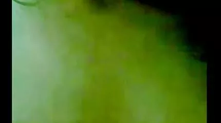 Csajok csiklandozták a vörös szukát, szex filmek ingyen és orgazmusra vitték a barna hajú nőt.