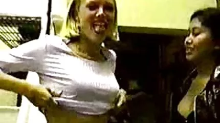 Három hetyke leszbikus ingyen nézhető szex videók nyal és baszik.