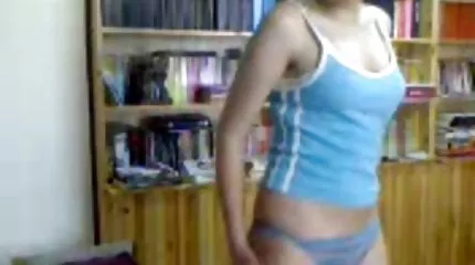 Futballszex a pult ingyen erotikus videók mögött egy swarthy csajjal.