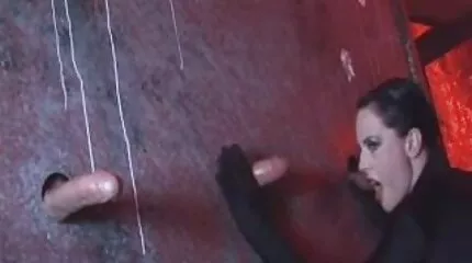 Sovány orosz szőke szíjjal megbasz egy kövér férfit a erotikus filmek ingyen seggében.