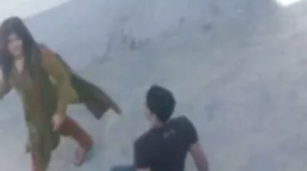 Egy érzéki nő megmutatja a csupasz melleit és a ingyen anál szex videók punciját a lába között.