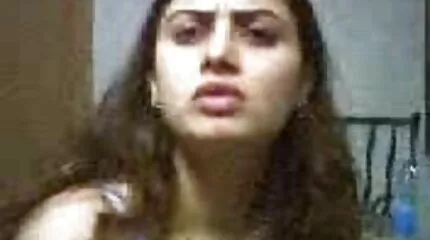 Megkötözve Dahlia Sky pornó rabszolga egy kanos fickó alagsorában. ingyen erotikus filmek