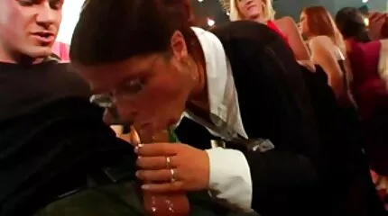 Chick elfelejtette a ház kulcsait, és lefeküdt az első nővel, ingyen erotikus videó akivel találkozott.