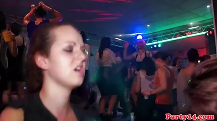 Transzlány kirántja mindkét lyukat, erotikus videók ingyen és bekapja a puncit.