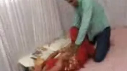 A csávó kibaszott egy érett mellkas szőkét, és erotikus filmek ingyen elküldte a csajt a fürdőbe.