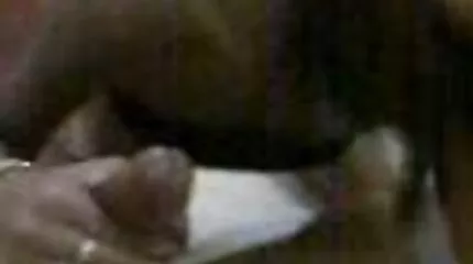 Egy magyarul beszélő erotikus filmek dús, szemüveges barna szar a mellei között, és cum a kenyereken.