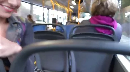 A transzbarna megmutatta magyarul beszélő szex videók a közönségnek a péniszét, és egy mesterséges puncival maszturbált.