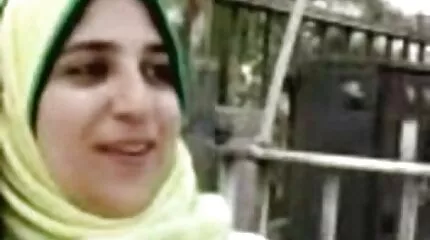 Öklözés egy hatalmas vibrátorral egy idősebb magyarul beszélő szex videók kurva Jess Ryantől a kamerában.