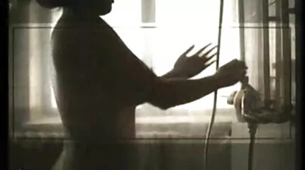 Egy vékony fickó hatalmas farkával megbaszott egy szőke erotikus filmek online kurva seggét.